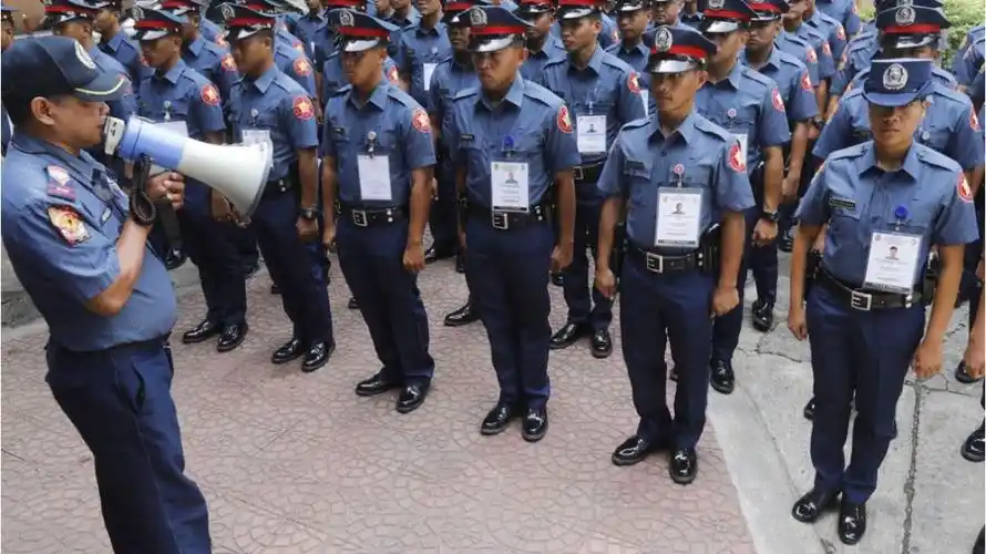 菲律宾警察抓毒贩真实场面怕毒贩报复不敢回家太危险纪录片