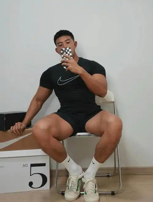 185黑皮体育生##健身肌肉男