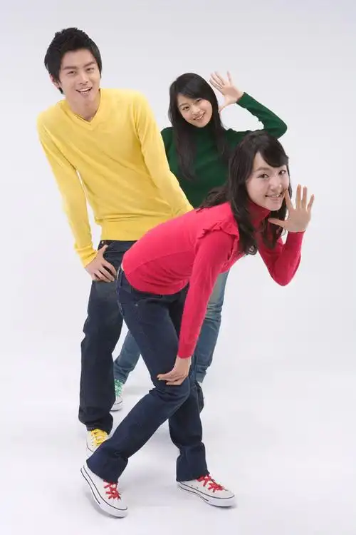 三个可爱手势青年高清图片