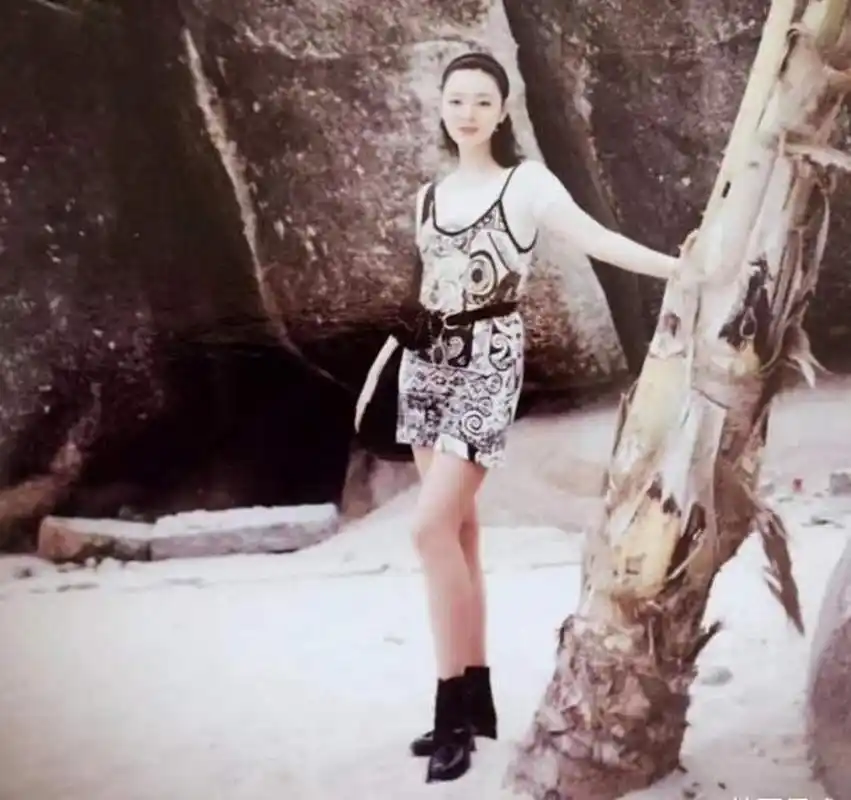 酷似女明星宋轶,身材颜值俱佳却嫁大17岁老公 近日,胡明轩的母亲更新