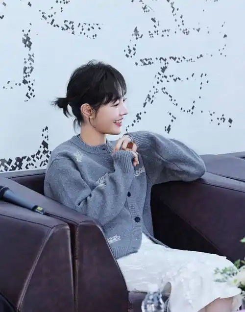 白百何"哈尔滨大剧院"亮相,开衫配白裙温婉又秀气,39岁也很美_款式