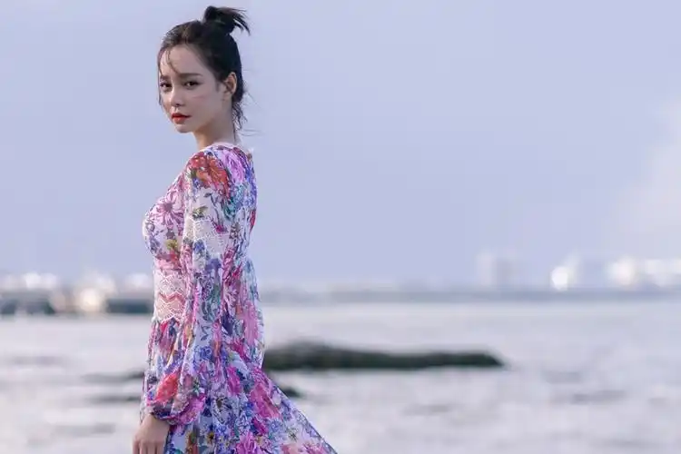 沈梦辰身穿多套tadashishoji美服拍摄唯美大片