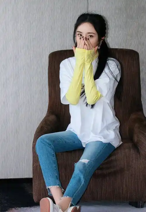原创杨幂真是个时髦精西服搭配牛仔裤高级精致看不出有33岁了