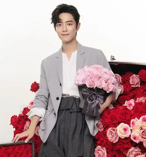 肖战捧起花束的这张,也是非常具有代入感呢.