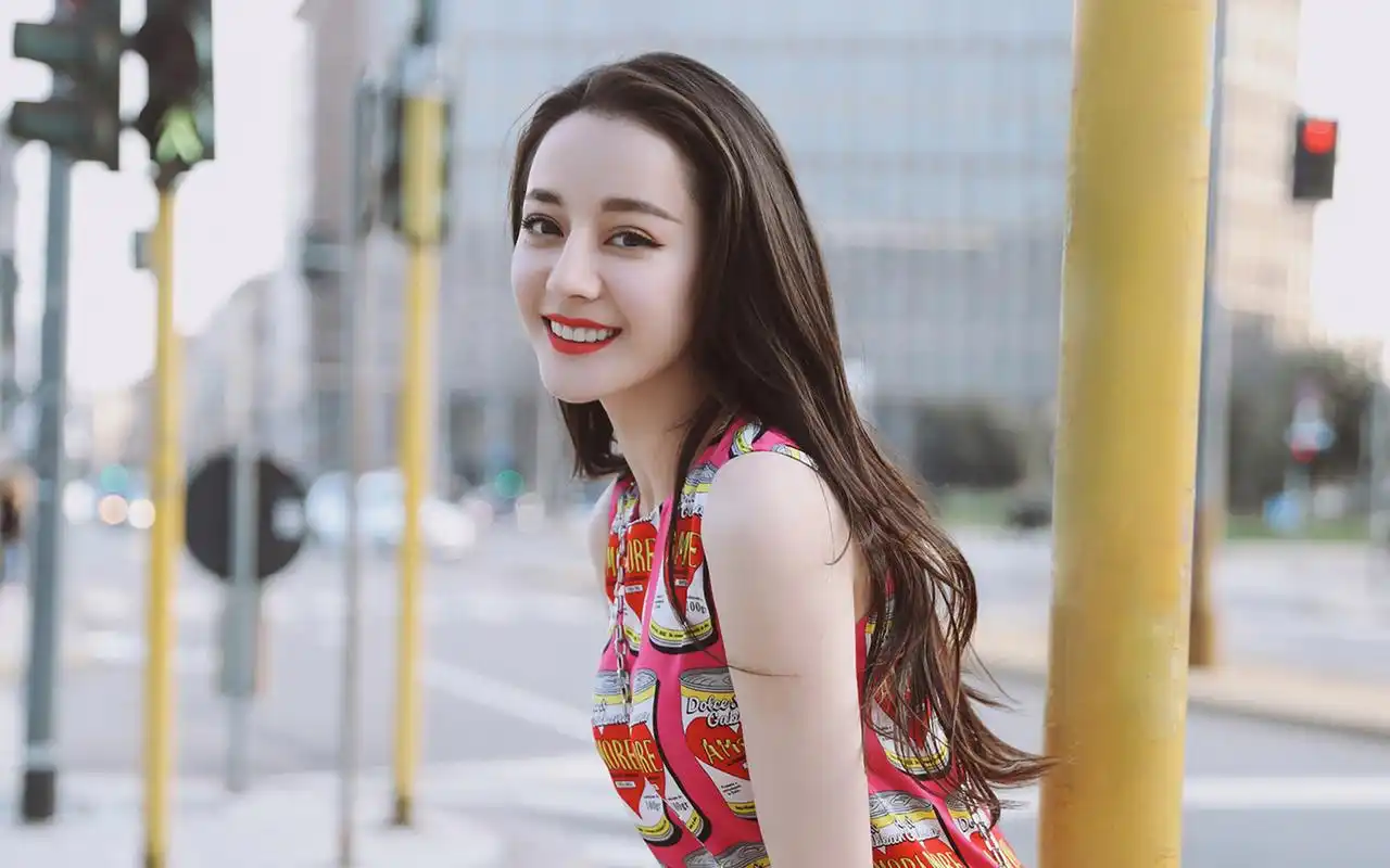 迪丽热巴性感街拍高清桌面壁纸