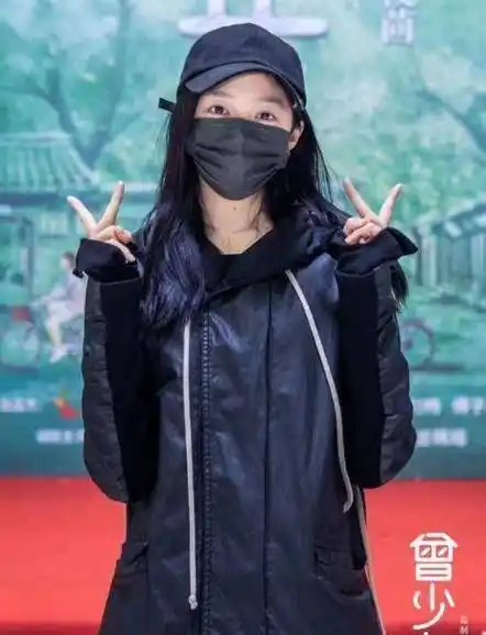 林妙可探班关晓彤,童年好友今非昔比,颜值差异好似明星与路人_因为