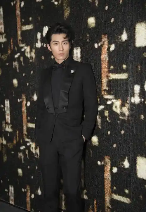 三十位国内男明星全黑系西装大赏～帅气又迷人,爱了爱了!
