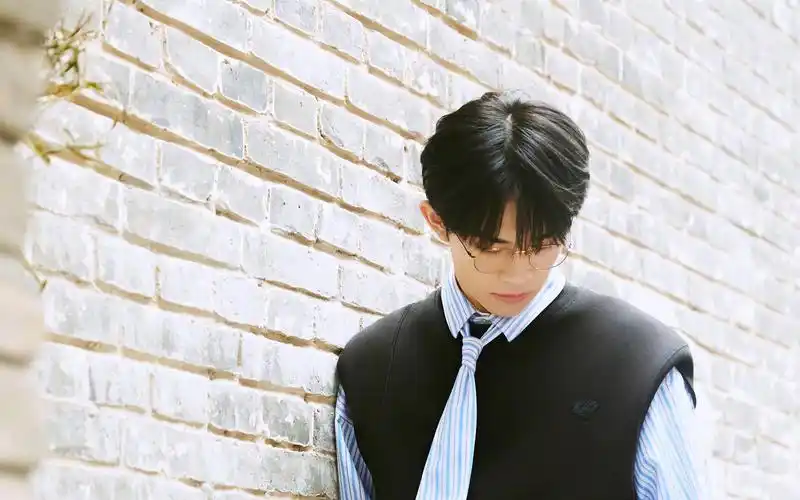 >电脑壁纸>明星>大陆明星>易烊千玺青春洋溢活力帅气写真> > 电脑壁纸