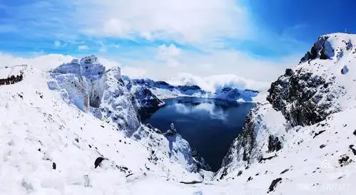 长白山天池位于长白山主峰火山锥体的顶部,是一座火山口,被长白山十六