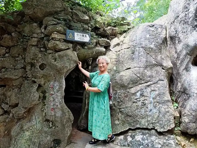 石钟山,位于江西省九江市湖口县,长江与鄱阳湖交汇处.海拔61.