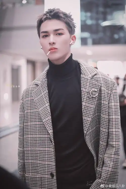 感受一波朱正廷的寸头照