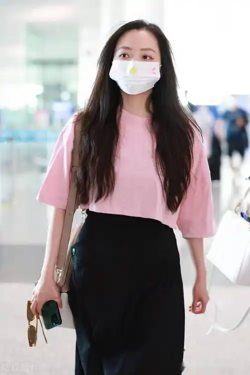 街拍:张靓颖粉色t恤 黑色半身裙 帆布鞋甜美休闲_机场_北京_张靓颖
