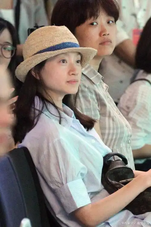 朱亚文和妻女出机场,女儿和爸爸一样,沈佳妮的基因完全没遗传到