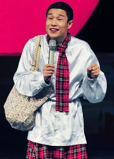 他曾6登春晚,自毁前程2次入狱,被小20岁女友抛弃,至今未婚