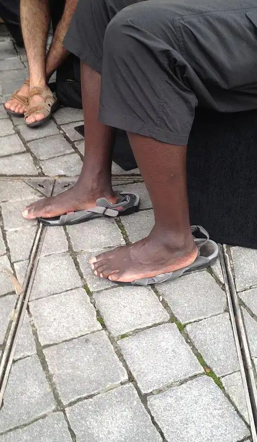 脚底板没被晒着的也和咱们一样一样滴!