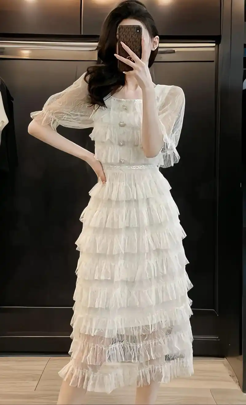 98夏天的微风轻轻拂过,这款白色蕾丝小众法式赫本风裙子宛如夏日里