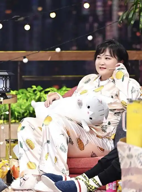 贾玲又胖了!宽松雪纺纱裙都挡不住大象腿,网友:真的该减肥了|遮肉|半