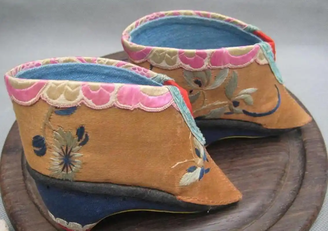 三寸金莲是指古代封建时期妇女脚的大小,人们把裹过的脚称为"莲",而不