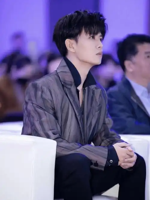 任嘉伦:从运动员到明星,爆红时公布恋情,如今一家三口幸福美满_聂欢