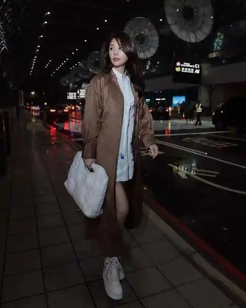 林心如分享了自己最新的街拍照片,展现风采