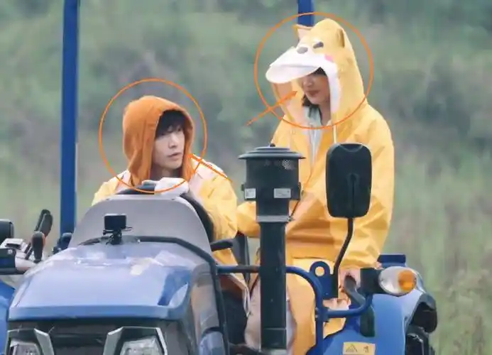 张艺兴开拖拉机载杨紫,一旁嘉宾的表情太抢镜,怕是最大的cp粉头_连