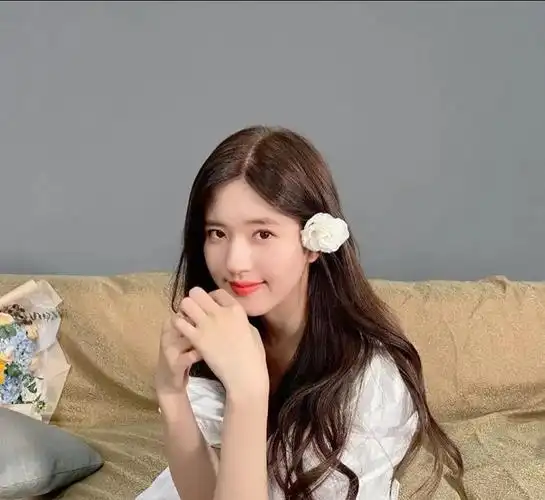 98年出生的赵露思,2016年参加《超级女声》海选出道,后来转行大荧幕