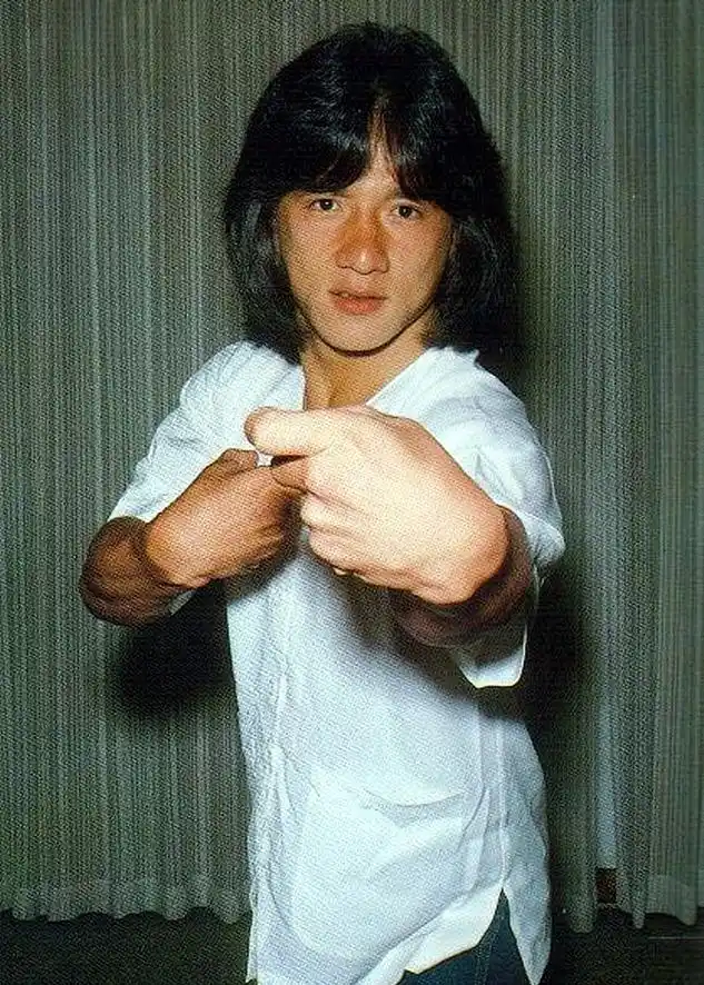 成龙年轻时候也是小鲜肉一枚 现在略显成熟 大哥风范十足