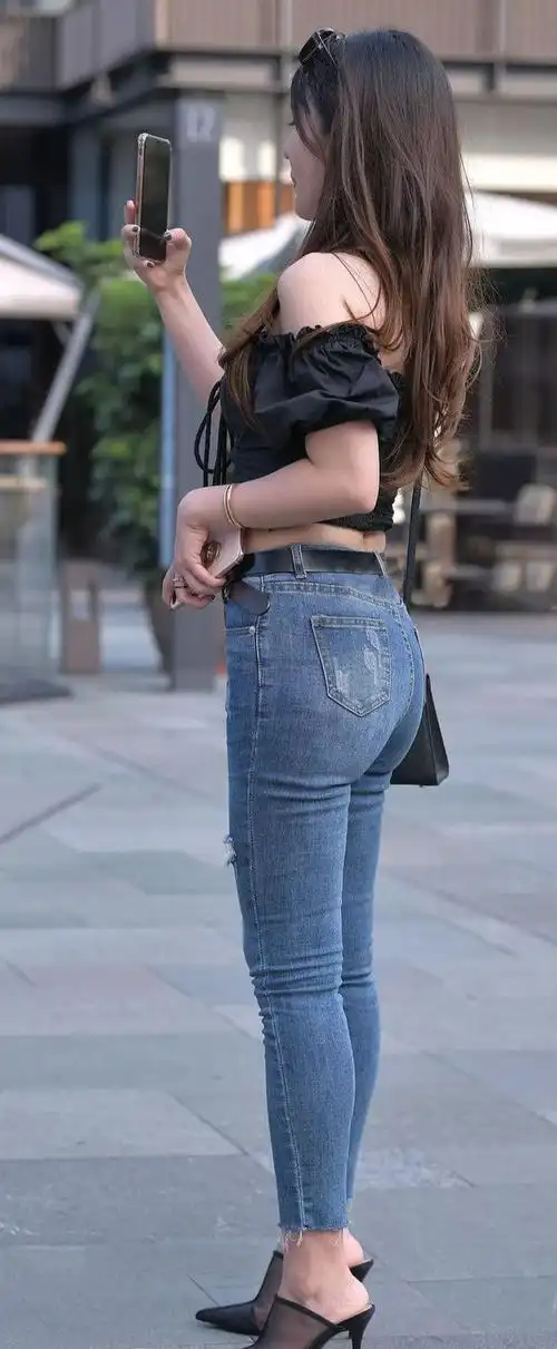 美女穿紧身牛仔裤展现饱满紧致曲线性感魅力诱人