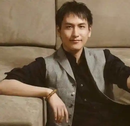 父亲浦东第一地主,母亲是影后,继承上海133套房,21岁身家百亿