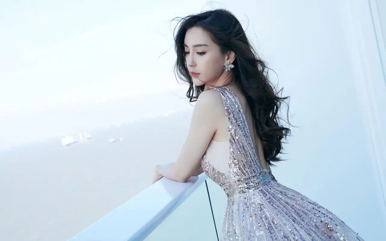 2003年,angelababy以模特身份出道,此后,她因担任时尚模特而在香港崭