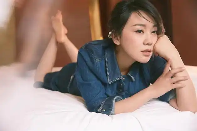 闫妮减肥后穿着大胆牛仔短裙斜肩晚礼服没在怕美回少女