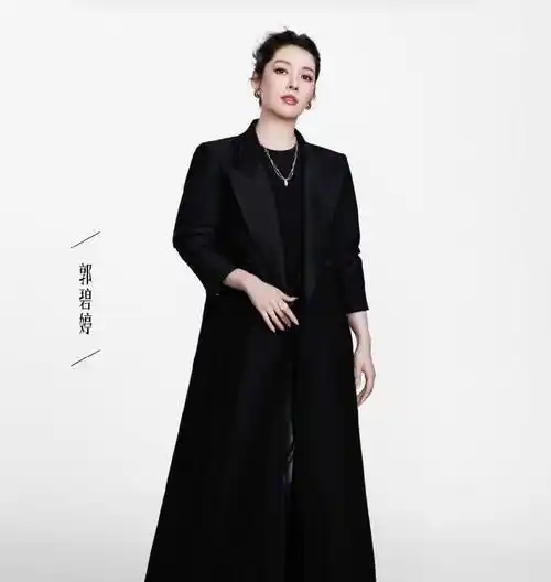 果不其然,穿上一身黑色长款风衣的郭碧婷盘起头发,戴上珠宝,这不就是