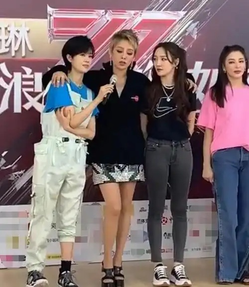 李斯丹妮组穿队服,宁静抱着孟佳郁可唯,姐姐们的用意引热议