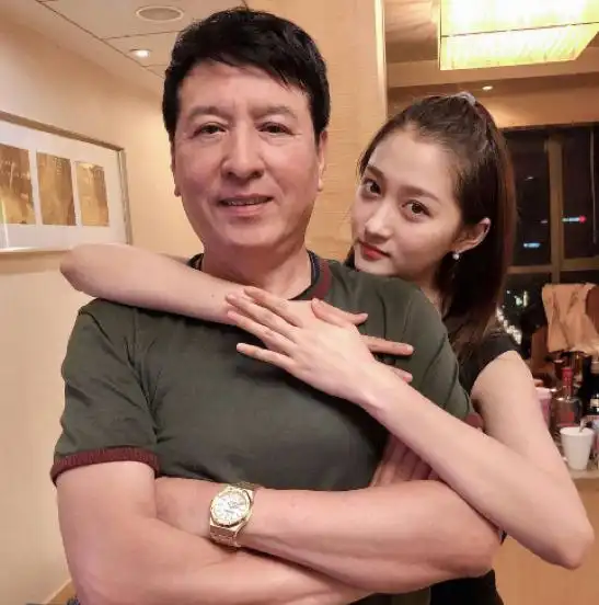 关晓彤晒与爸爸家中合照被打码的地方意外成为亮点