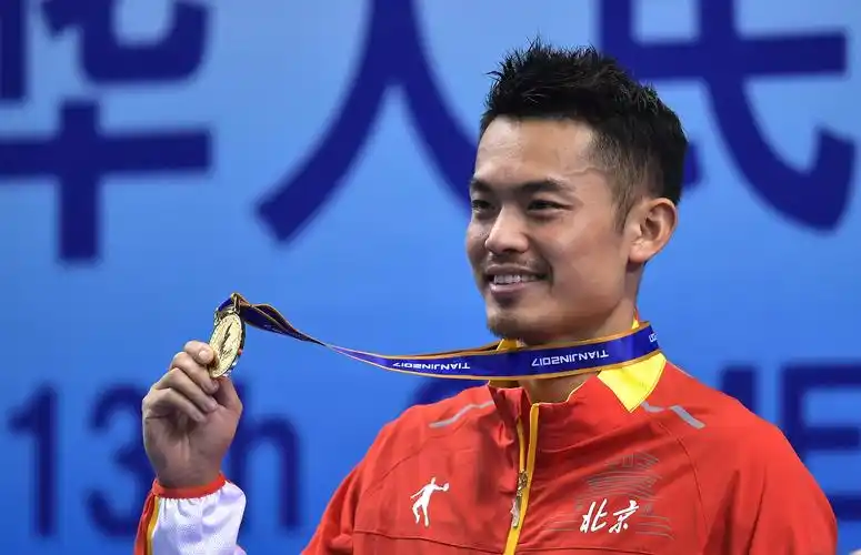 林丹在第十三届全国运动会羽毛球项目男子单打颁奖仪式上.