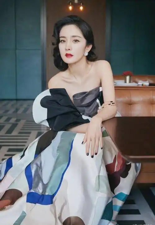 杨幂时尚芭莎慈善晚宴造型,身穿高定礼服,举手投足间皆是时尚_印花
