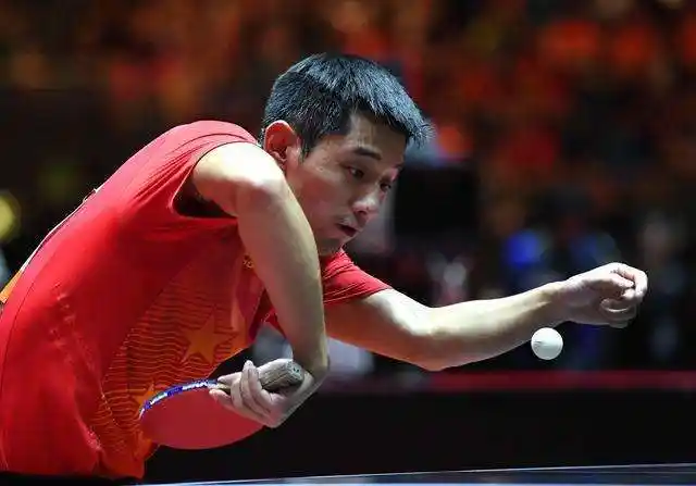 张继科霸王拧的形象动作比喻反手台内拧拉就是一个钟摆的过程