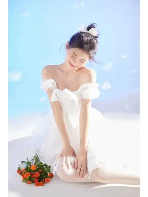 夏日少女写真关于蓝天云朵和鲜花