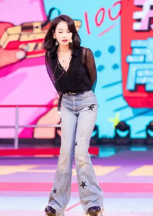 宋茜品牌写真照,穿减龄针织衫涂石榴红口红,娇美十足似少女_增加了