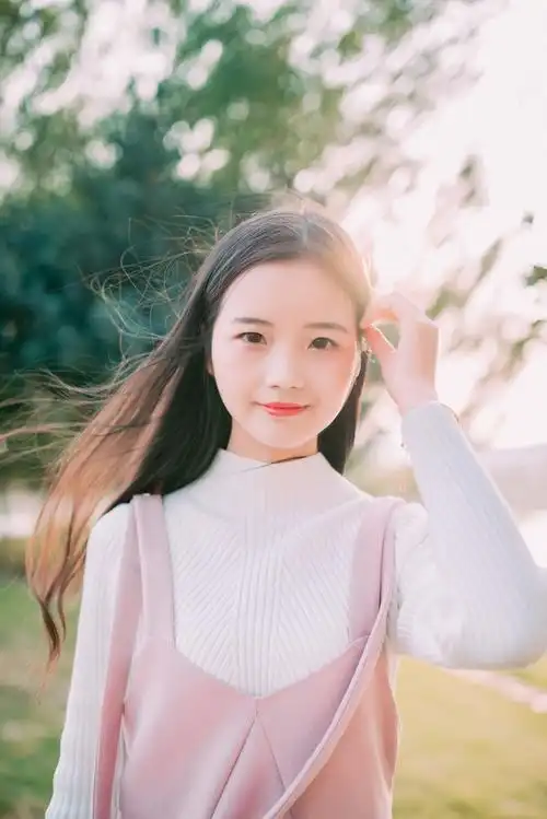 小费美图你的邻家小妹妹在河边