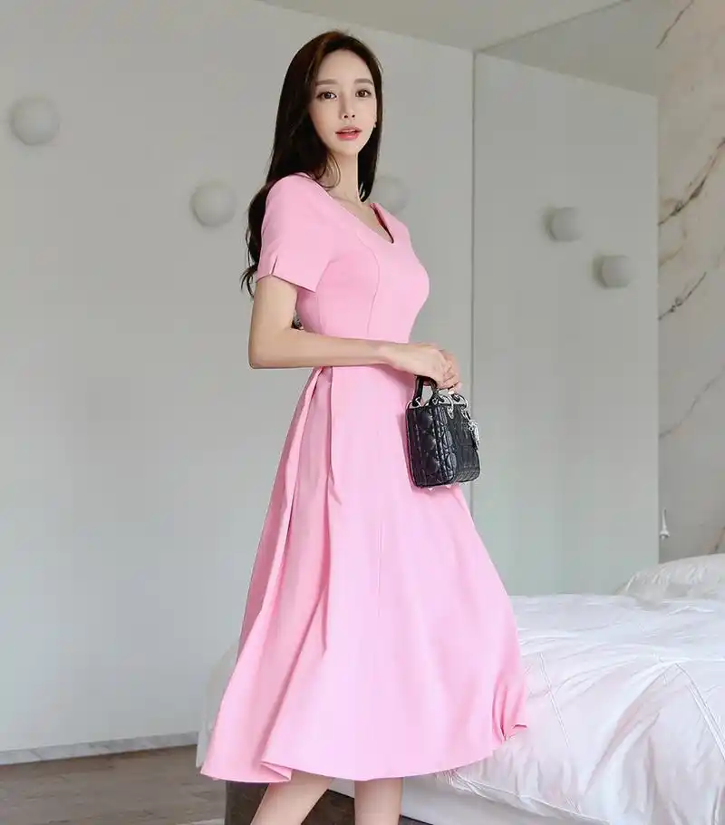 孙允珠韩国嫩模,樱花粉娇嫩连衣裙穿搭,美丽动人