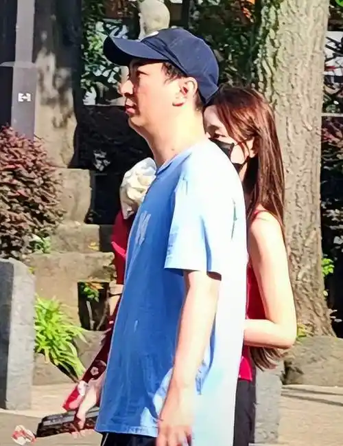 王思聪最新行踪曝光!带女友逛街买单,不停看手机眉头紧锁显惆怅