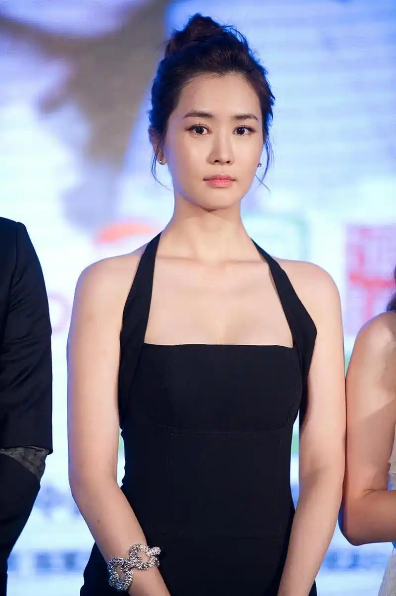 3月20日,韩国女星李多海在社交平台上晒出自己的婚纱照,宣布将于5月