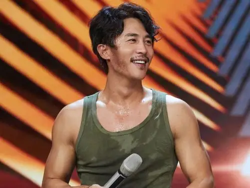 贾乃亮去乡下,掏出一沓钱去买水果,还背着镜头数钱,太皮了