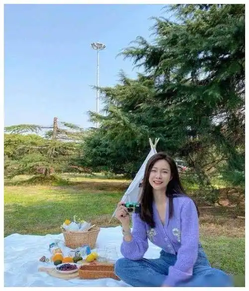 说到身材,沈梦辰的身高达到1米71,体重不到100斤,简直是身材比例的