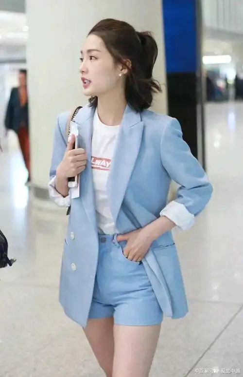 李沁的成熟职业装撩到人了,蓝色小西装配牛仔裤,气质绝了