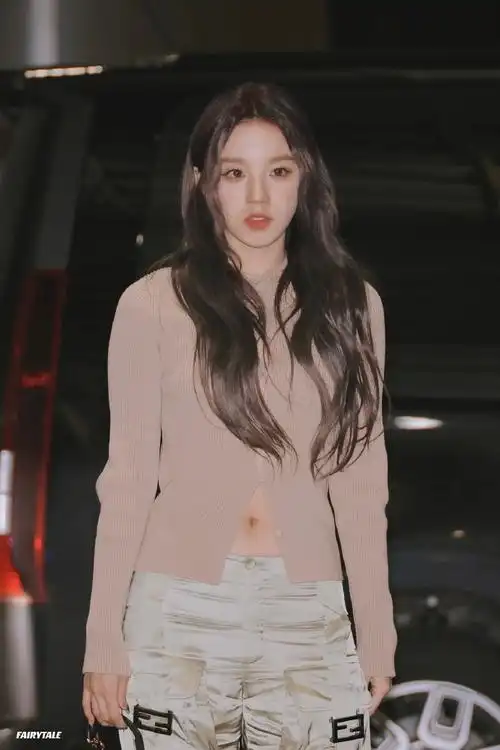 宋雨琦参加米兰时装周#宋雨琦米兰时装周出发机场图救命98长发 露