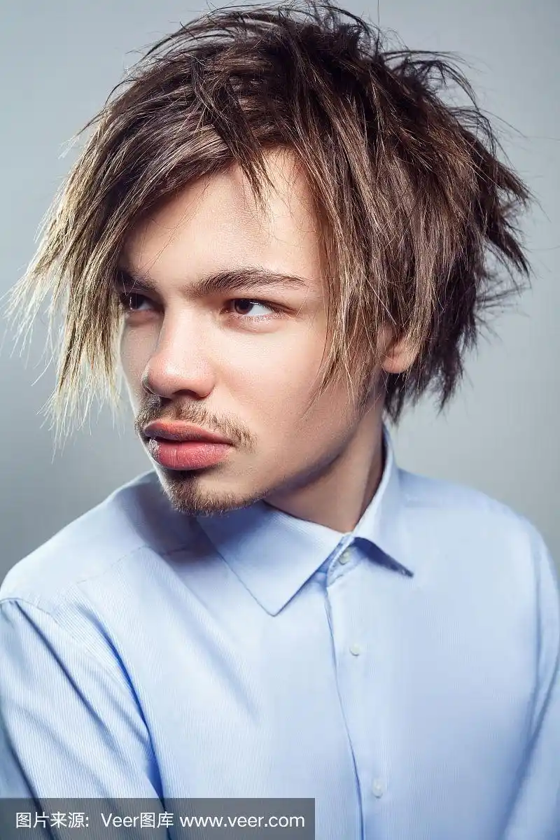 年轻男子的肖像与刘海凌乱的发型.