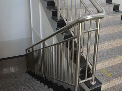 楼梯和不锈钢楼梯护栏是我们在日常生活中看到的东西,在我们的很多
