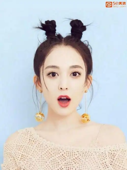 女星偏爱双丸子头郑爽可爱造型秒变18岁杨幂好似叛逆小哪吒